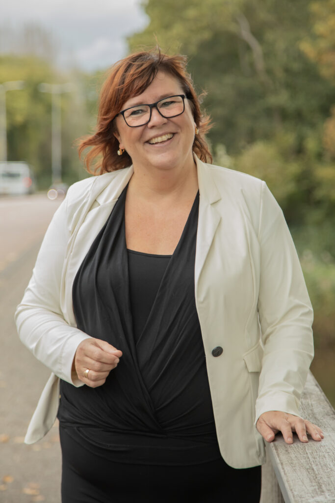 Annemarie helpt je gedrag beter begrijpen door te voelen, zodat je de eerste stap kan maken naar leven in plaats van overleven.