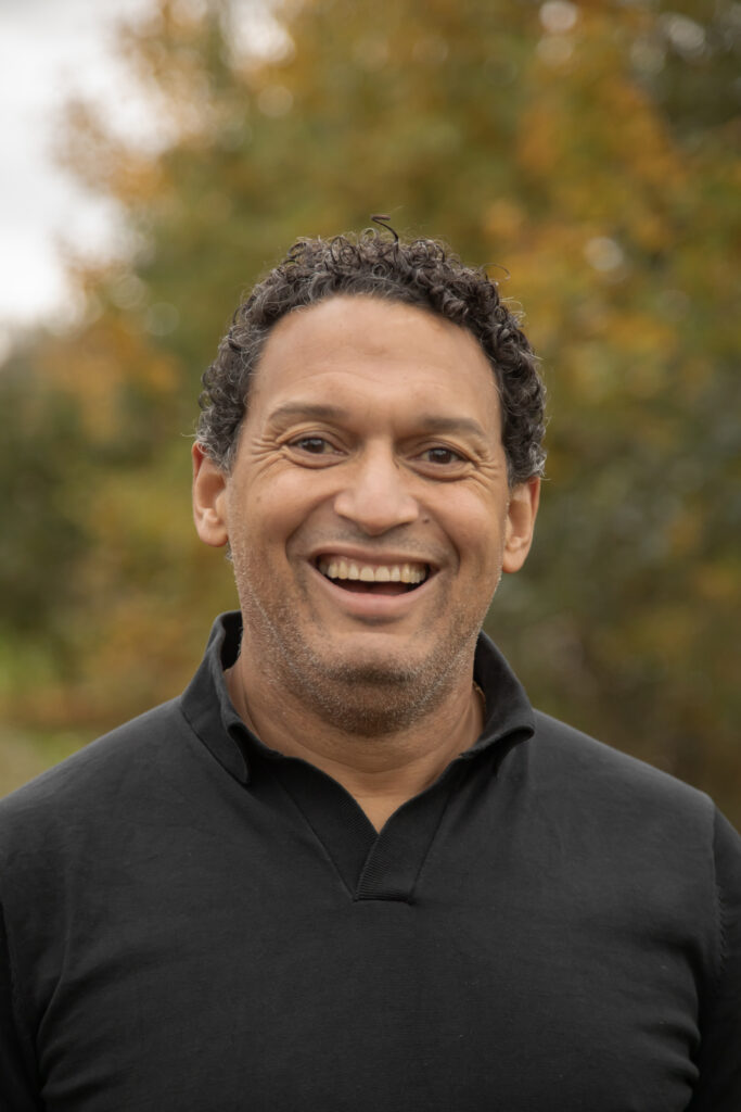 Renaldo, ervaren coach die is toegewijd aan het bieden van de begeleiding en ondersteuning die nodig is voor jouw beweging.