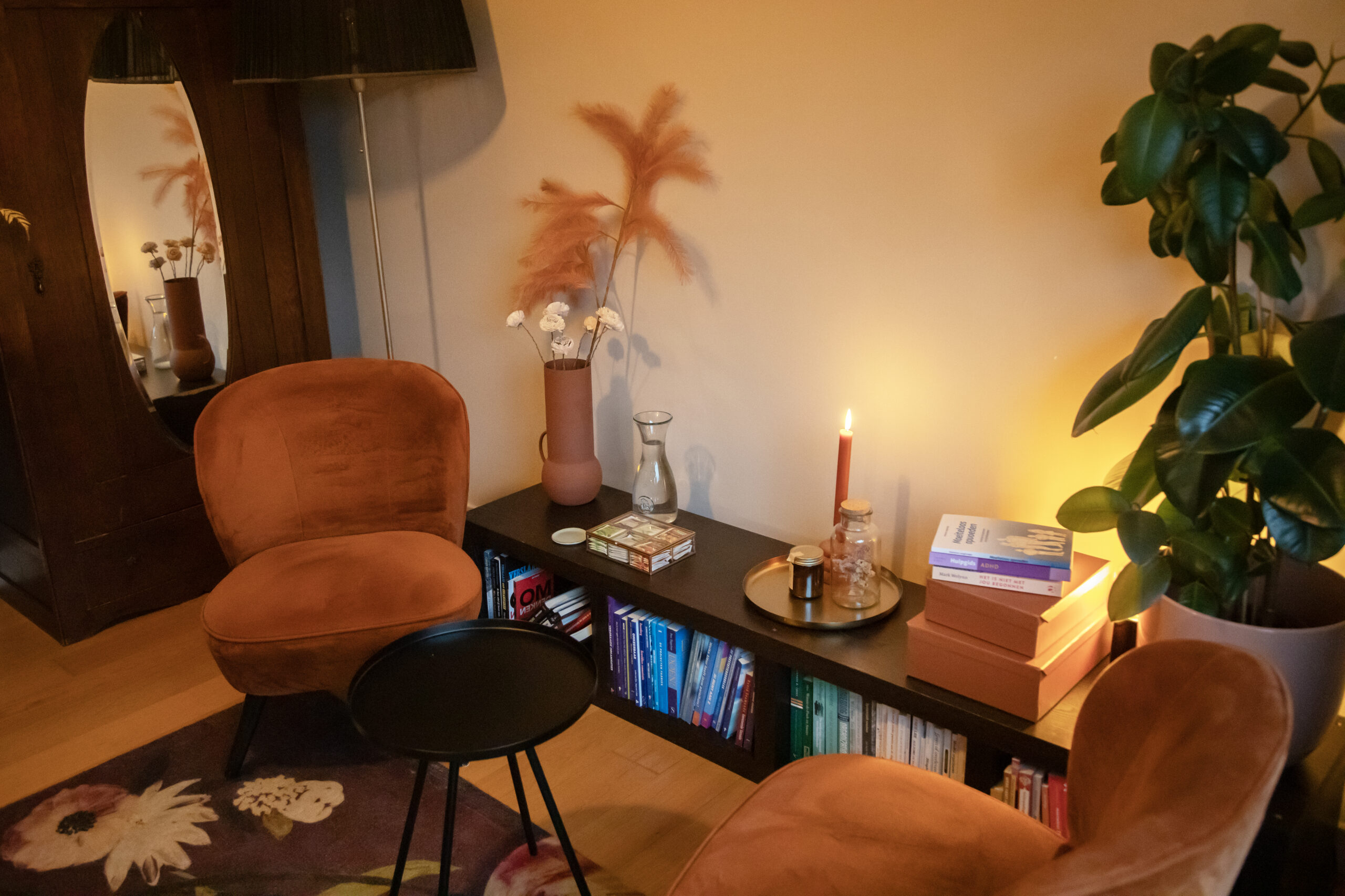 Ik ben een eerlijke, ervaren coach die haar sensitiviteit en humor graag inzet om jou te zelf te laten bewegen van je hoofd naar je gevoel.